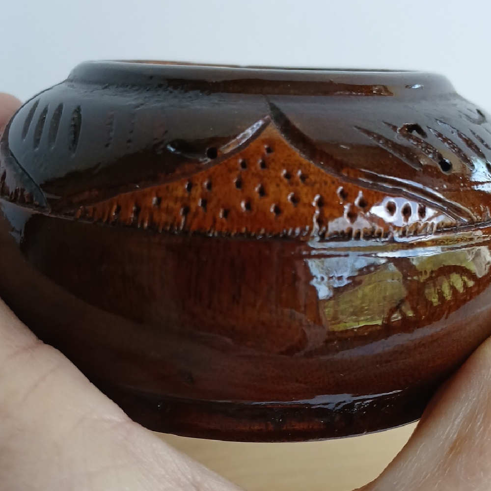 Small carved wood trinket bowl with lid - Picture 9 of 10